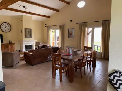 Coin salon dans l'établissement maison COSY LES FORGES