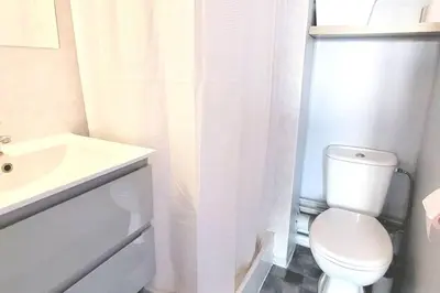 Salle de bains dans l'établissement Appartement au cœur du Futuroscope