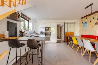 Cuisine ou kitchenette dans l'établissement Maison à 10’ à pieds du port de La Rochelle