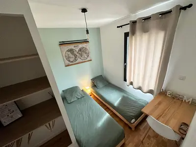 Coin salon dans l'établissement Chambre privée au calme - Proche gare - Parking gratuit