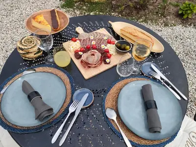Nourriture dans la tente de luxe ou à proximité