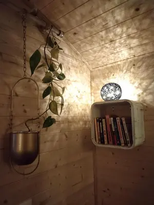 Bibliothèque dans la tente de luxe