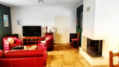 Télévision ou salle de divertissement dans l'établissement Maison de famille