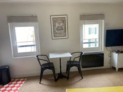 Coin salon dans l'établissement Bel appartement, Oiseau 1