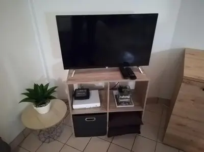 Télévision ou salle de divertissement dans l'établissement Studio meublé 27 mètres carrés wifi netflix