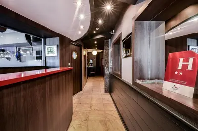 Télévision ou salle de divertissement dans l'établissement Hôtel Le Rupella