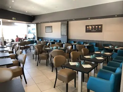 Coin salon dans l'établissement Hôtel Le Rupella