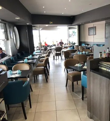 Restaurant ou autre lieu de restauration dans l'établissement Hôtel Le Rupella