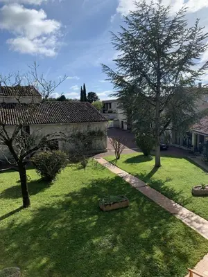 Jardin de l'établissement The Cool Lounge à Coulonges - Charente