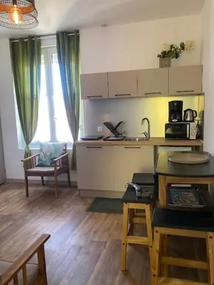 Cuisine ou kitchenette dans l'établissement Les chambres du Phare - 3 chambres