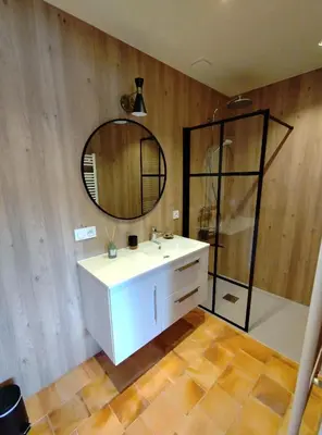 Salle de bains dans l'établissement Le Moulin du Fresne, chambres d'hôtes