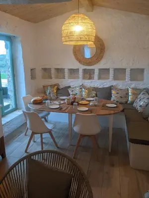 Coin salon dans l'établissement Le Moulin du Fresne, chambres d'hôtes