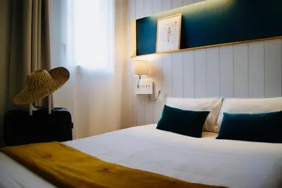 Un ou plusieurs lits dans un hébergement de l'établissement Logis Hôtel L'Air Marin
