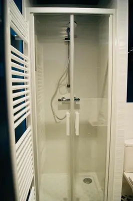 Salle de bains dans l'établissement Logis Hôtel L'Air Marin