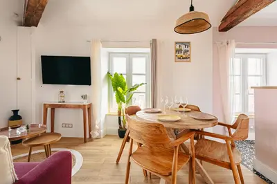 Télévision ou salle de divertissement dans l'établissement Élégance Rochelaise avec Terrasse
