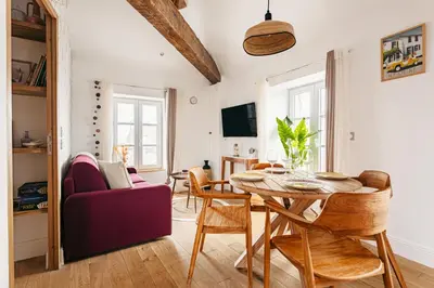 Télévision ou salle de divertissement dans l'établissement Élégance Rochelaise avec Terrasse