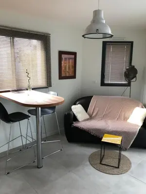 Coin salon dans l'établissement Le Logis de Niort Appart hôtel Suite de 34m2