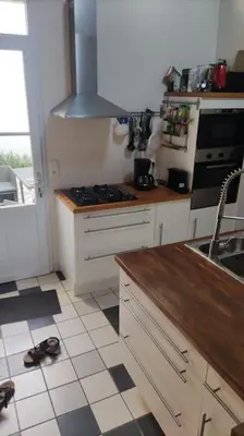 Cuisine ou kitchenette dans l'établissement 2 pas de la mer sans vis à vis
