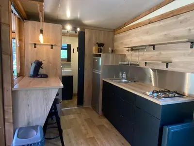 Cuisine ou kitchenette dans l'établissement Camping Le Marais Sauvage