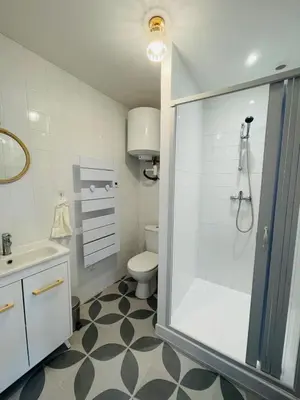 Salle de bains dans l'établissement La Saint Jean avec climatisation