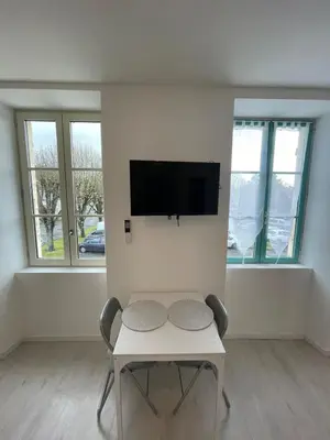 Télévision ou salle de divertissement dans l'établissement La Saint Jean avec climatisation