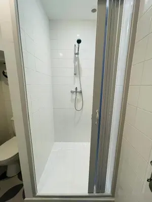 Salle de bains dans l'établissement La Saint Jean avec climatisation