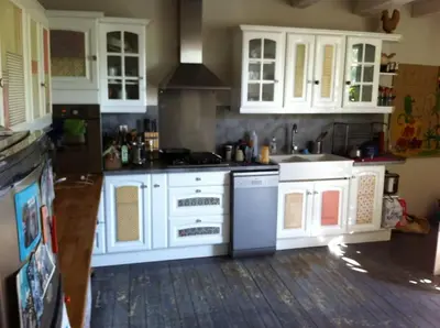 Cuisine ou kitchenette dans l'établissement Maison d'artistes jolie et atypique à Vivonne