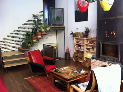 Coin salon dans l'établissement Maison d'artistes jolie et atypique à Vivonne