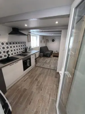 Cuisine ou kitchenette dans l'établissement La porte Bleue