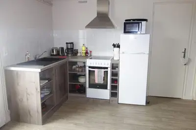 Cuisine ou kitchenette dans l'établissement Logement des pivoines
