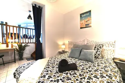 Un ou plusieurs lits dans un hébergement de l'établissement Triomphe - Vue Sublime, Confort Moderne, Charme Gallo-Romain, Cœur de Ville, Tv 4K, Fibre