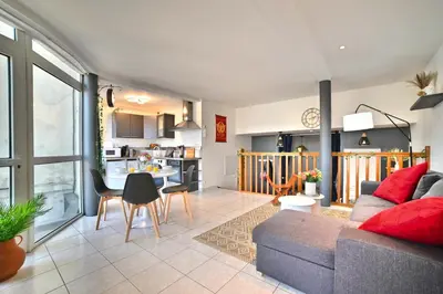 Cuisine ou kitchenette dans l'établissement Triomphe - Vue Sublime, Confort Moderne, Charme Gallo-Romain, Cœur de Ville, Tv 4K, Fibre