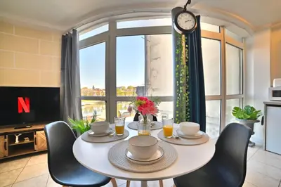 Télévision ou salle de divertissement dans l'établissement Triomphe - Vue Sublime, Confort Moderne, Charme Gallo-Romain, Cœur de Ville, Tv 4K, Fibre
