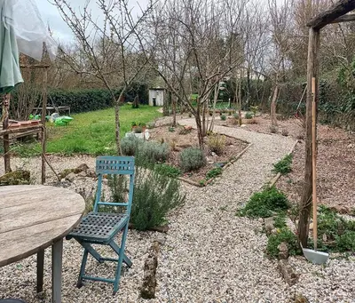 Jardin de l'établissement Au bord de la rivière