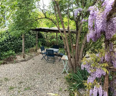 Jardin de l'établissement Au bord de la rivière