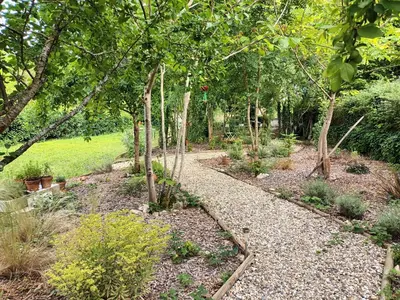 Jardin de l'établissement Au bord de la rivière