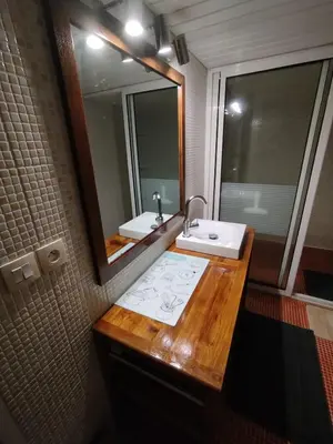 Salle de bains dans l'établissement Face à la mer