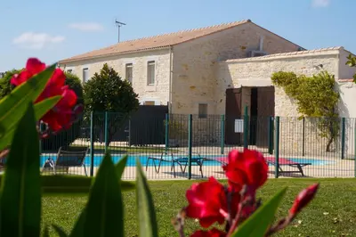 Piscine de l'établissement Appartement La Rochelle ou située à proximité
