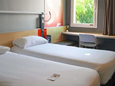 Un ou plusieurs lits dans un hébergement de l'établissement ibis Saintes