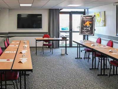 Espace de conférence ou salle de réunion dans l'établissement ibis Saintes