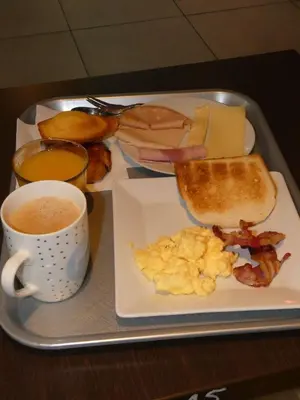 Options de petit-déjeuner proposées aux clients de l'établissement ibis Saintes