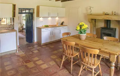 Cuisine ou kitchenette dans l'établissement Awesome Home In Souvigne