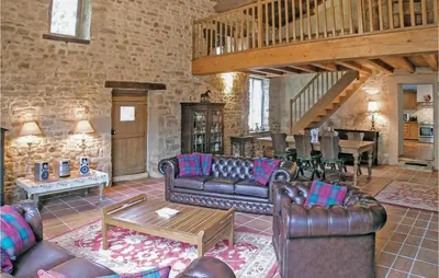 Coin salon dans l'établissement Awesome Home In Souvigne