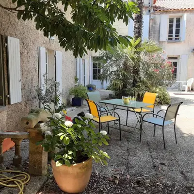 Jardin de l'établissement Annexe du pont de la Charente Côté jardin