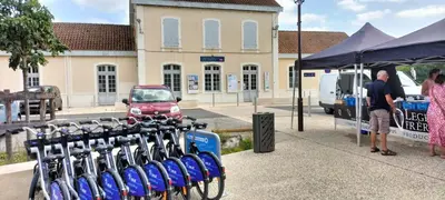 Vélo sur le terrain de l'établissement Annexe du pont de la Charente Côté jardin ou dans les environs