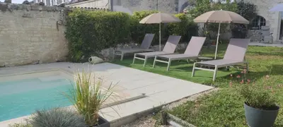Piscine de l'établissement Le Clos du Puits ou située à proximité