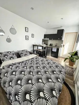 Un ou plusieurs lits dans un hébergement de l'établissement Joli appartement avec parking