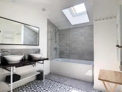 Salle de bains dans l'établissement Gîte La Lézardière avec piscine chauffée dès le 4 avril