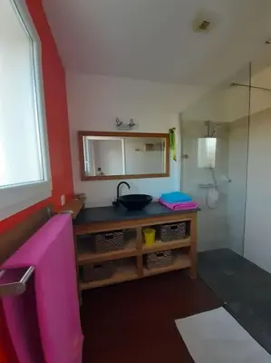 Cuisine ou kitchenette dans l'établissement Verdure et calme proche ville