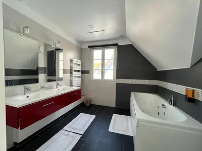 Salle de bains dans l'établissement Villa 300m de la mer, Chatelaillon Piscine et SPA
